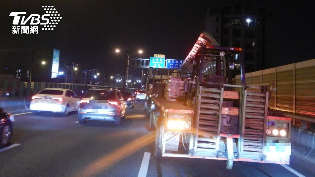 台74線拖板車「煞不住」!往前推撞6車、4人掛彩