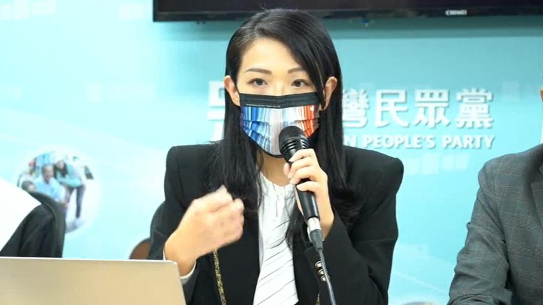 民眾黨新竹市長參選人高虹安今天出面說明論文議題。(圖/翻攝高虹安臉書直播)