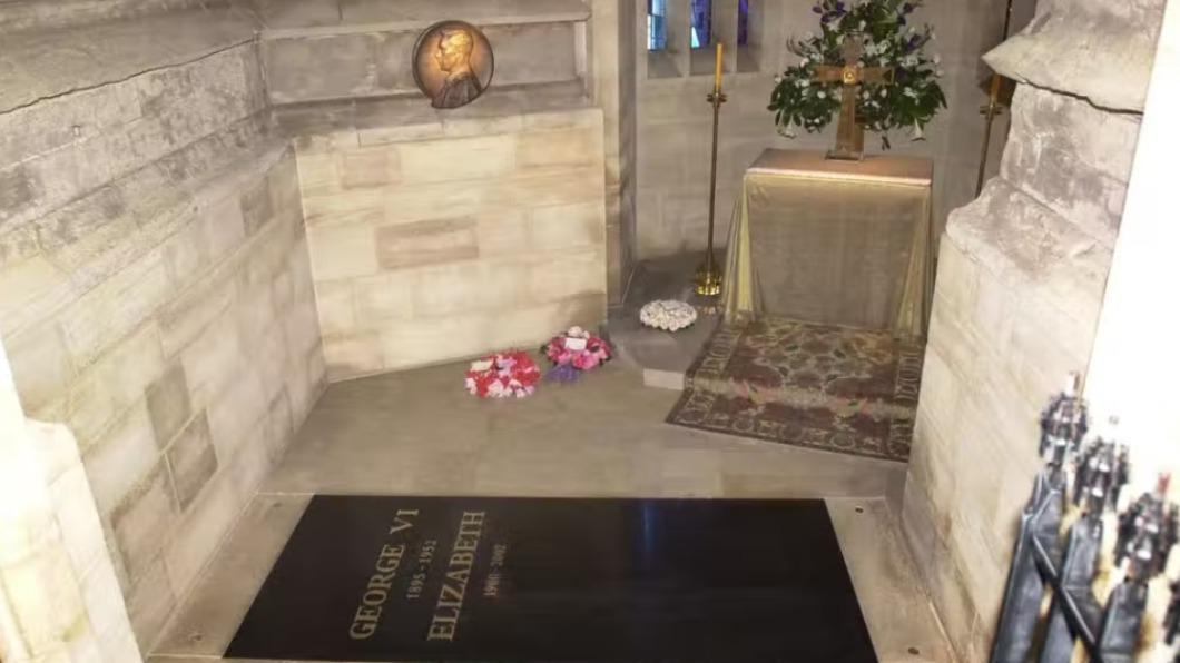 英國女王的遺體已被安葬在溫莎城堡（Windsor Castle）的國王喬治六世紀念禮拜堂（King George VI Memorial Chapel）。（圖／翻攝自Evening Standard）