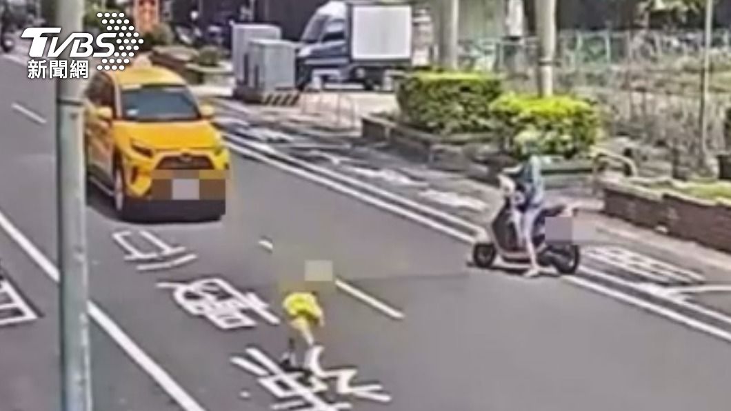 三歲童馬路亂晃險挨撞!「淚眼婆娑」找嘸爸媽 警餵餅乾止哭