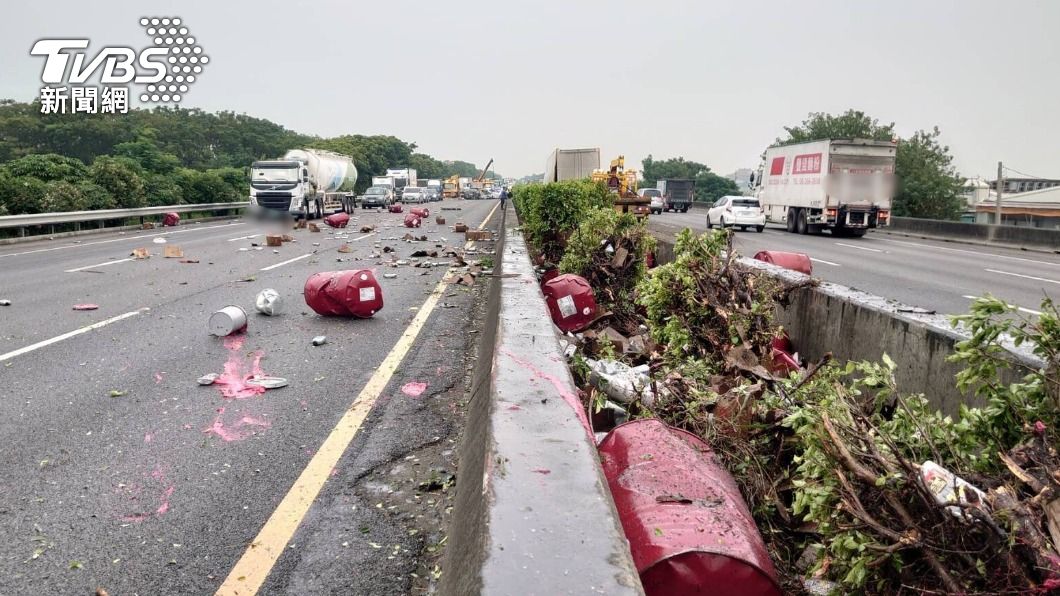 國1小貨車爆胎撞護欄!油桶炸飛對向 滿地潤滑油釀2車毀