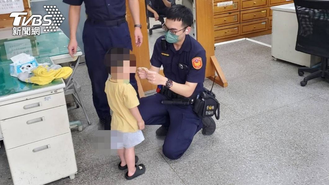 男童被員警帶回照顧。（圖／TVBS）