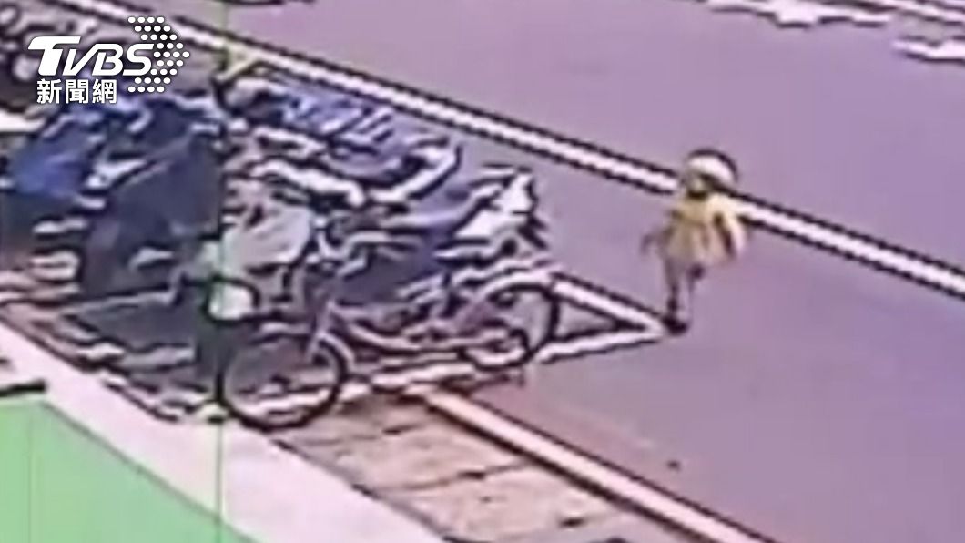 男童獨自在馬路上閒晃。（圖／TVBS）