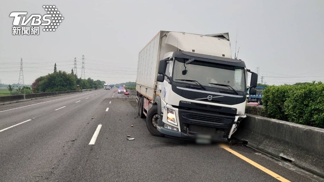 小貨車爆胎撞護欄。(圖/TVBS)