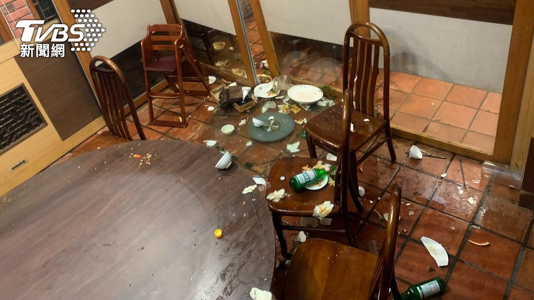 不滿家人碎念!男跟親友聚餐突暴怒翻桌 苦了店家