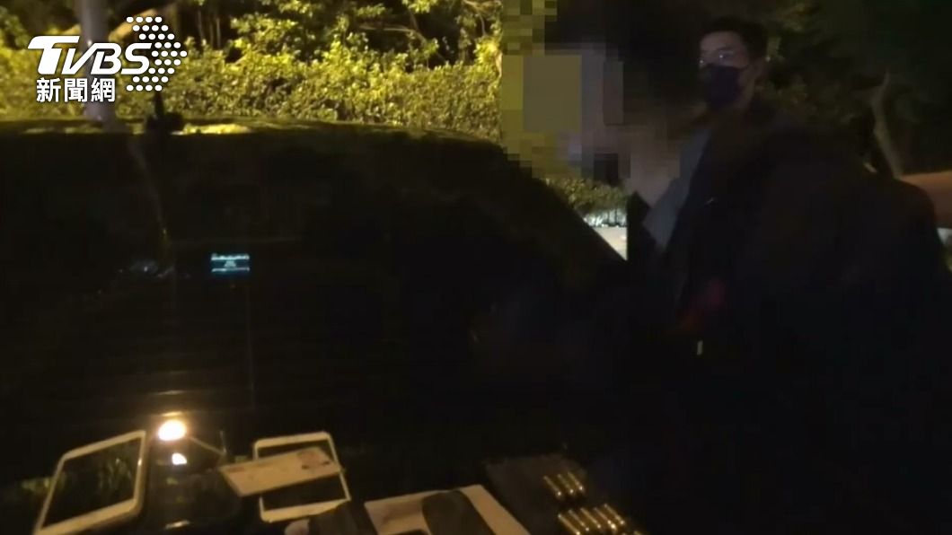 警方在休息站逮人。(圖/TVBS)