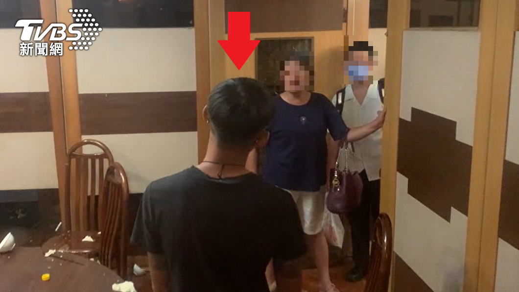 男子和家人繼續爭論。（圖／TVBS）