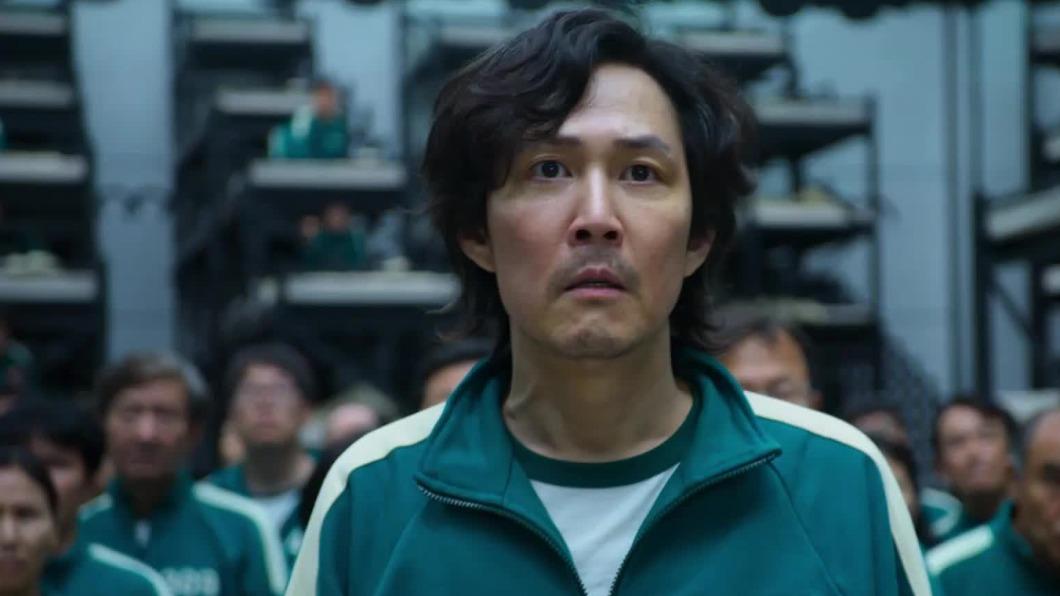 49歲的李政宰,在2021年播出的《魷魚遊戲》中飾演男主角成奇勳,精湛演技讓他成為南韓首位奪得艾美獎最佳男主角的演員。(圖/翻攝自IMDB)