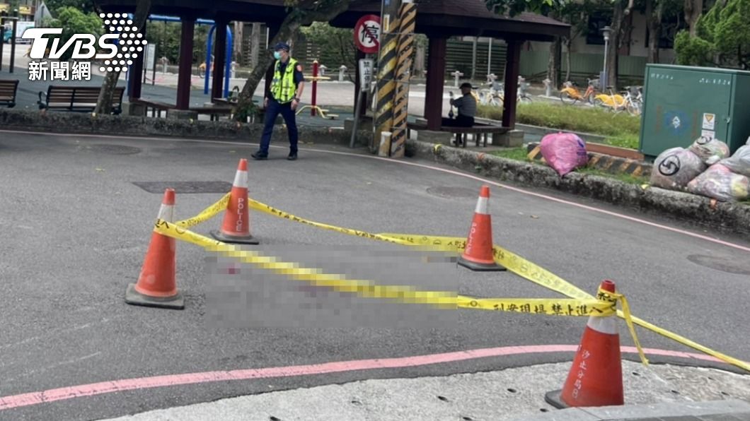 員警墜樓後送醫搶救仍死亡。（圖／TVBS）