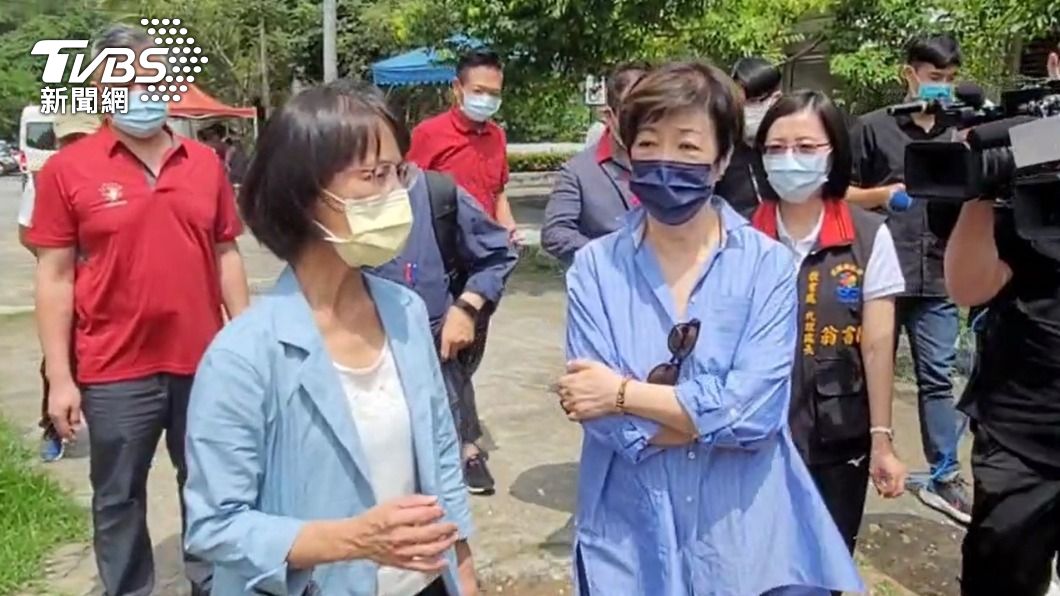 張淑芬仔細聆聽災損情況。（圖／TVBS）