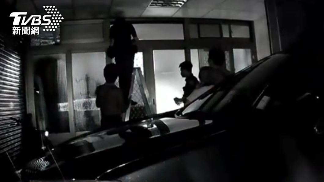 敲門沒回!7旬獨居嬤在家摔倒 警爬氣窗翻屋內救人