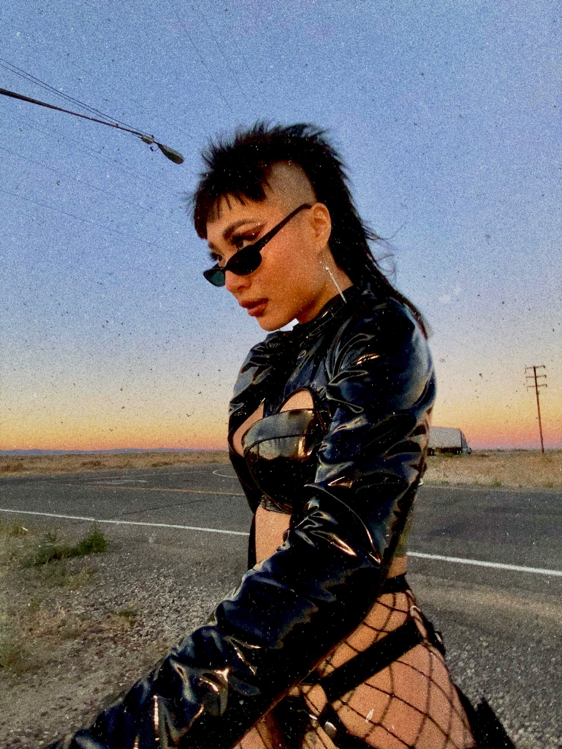 唐仲彣新歌與美籍華裔饒舌女歌手BAER尬RAP。（圖／星河音樂工作室提供）