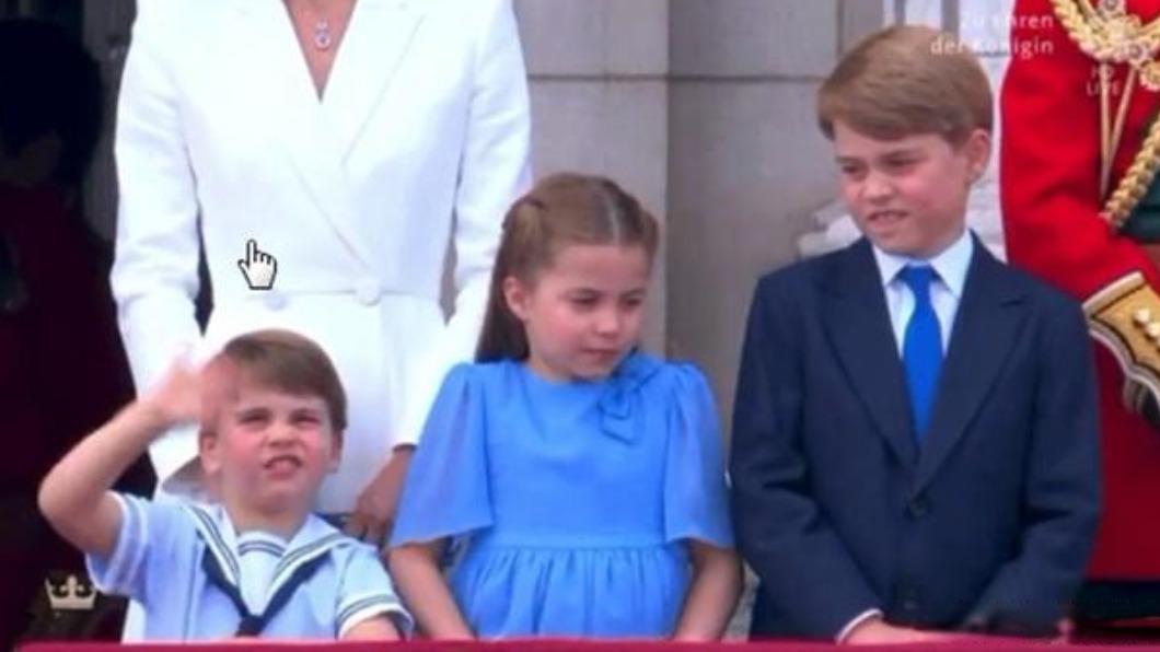 4歲的路易王子(Prince Louis)在陽台上不斷揮手,「管不動」的夏綠蒂乾脆把頭撇開,假裝不認識。(圖/翻攝自推特)
