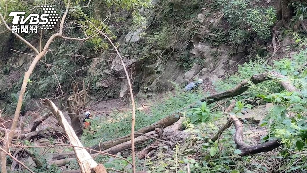 60歲男獨攀苗栗鳥嘴山失聯獲救 直升機吊掛送醫
