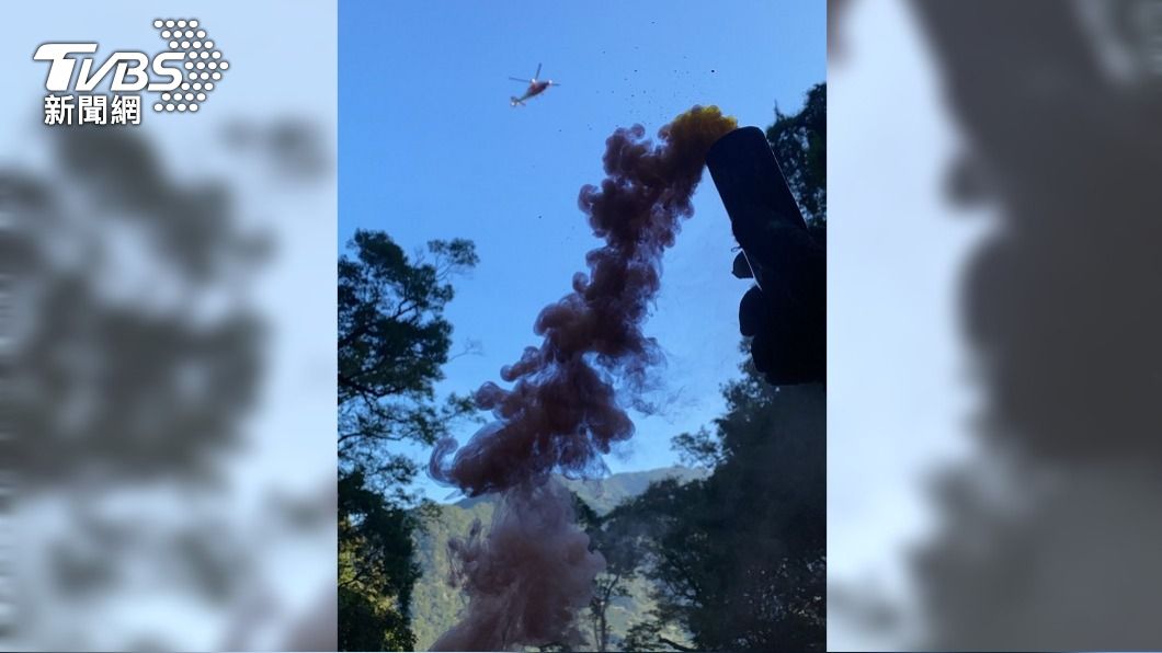苗栗縣消防局搜救尋獲陳男，申請空勤直升機吊掛救援後送。（圖／中央社）