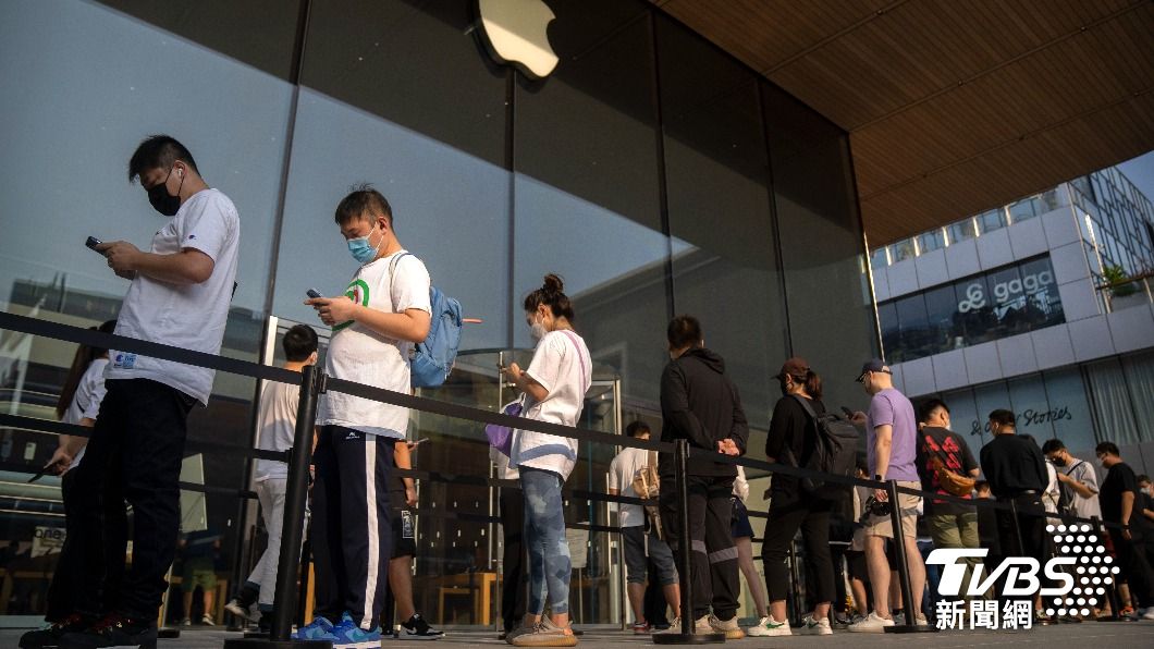 眾多大陸果粉在北京蘋果專賣店排隊,想率先買到最新的iPhone 14手機。(圖/達志影像美聯社)
