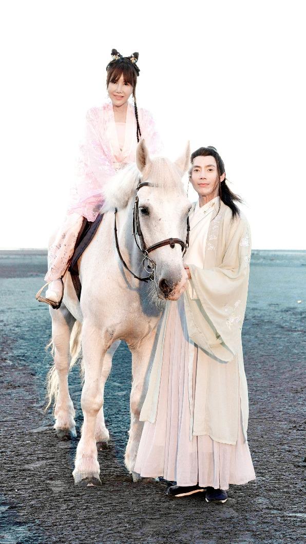 嬛嬛穿古裝化身俠女,並與王凱飾演一對俠侶。(圖/超級好幸福提供)