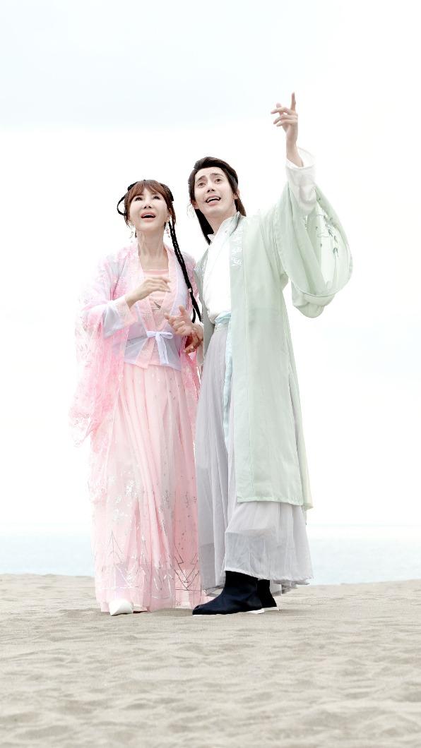 嬛嬛穿古裝化身俠女,並與王凱飾演一對俠侶。(圖/超級好幸福提供)