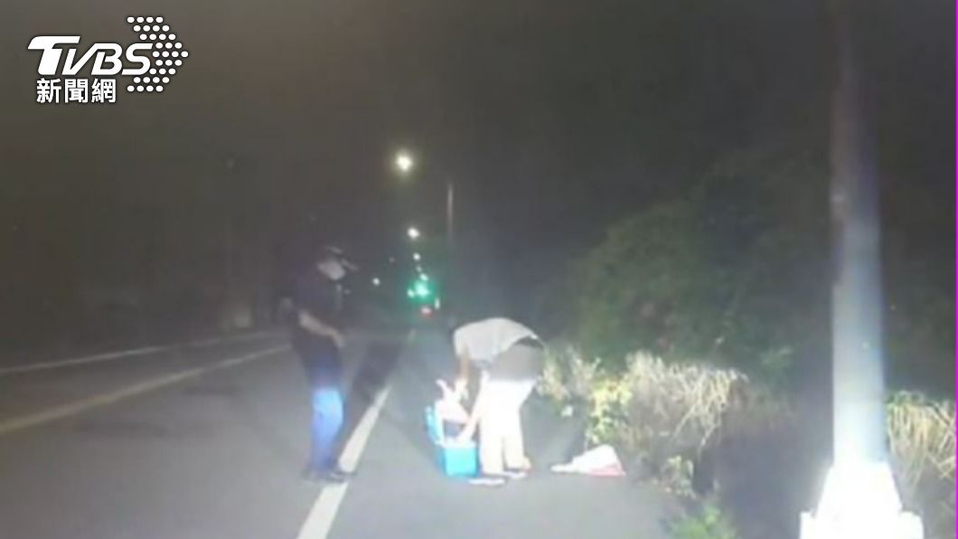 善心民眾報警處理。（圖／TVBS）