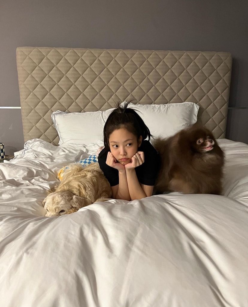 Jennie在今年2月PO出新的床照。(圖/翻攝自IG@jennierubyjane)