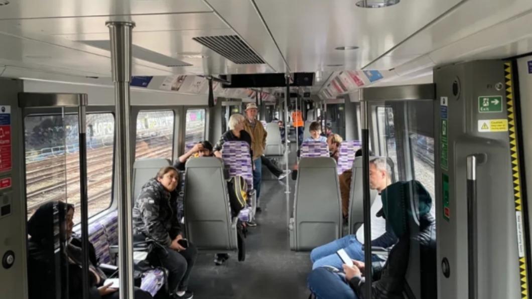 伊莉莎白線(Elizabeth Line)的服務也一度中止。(圖/翻攝自太陽報)