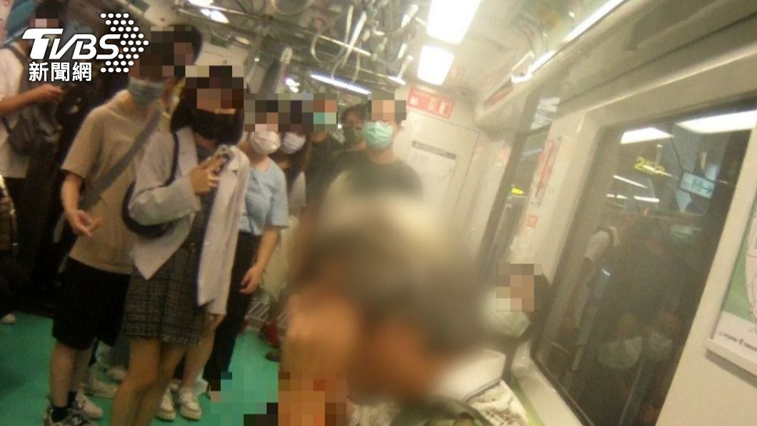 民眾十分關注劉男的傷勢。(圖/TVBS)
