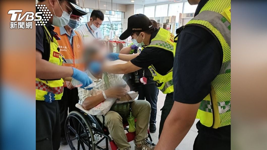 救護人員替劉男包紮。(圖/TVBS)