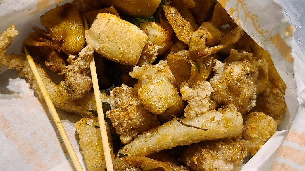 滿滿的鹹酥雞竟只要100元。(圖/翻攝自爆怨公社)