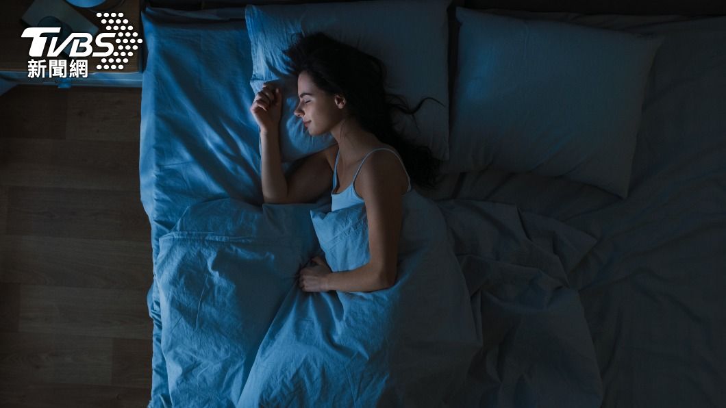 有充足的睡眠不熬夜，可預防唇疱疹復發。（示意圖／shutterstock達志影像）
