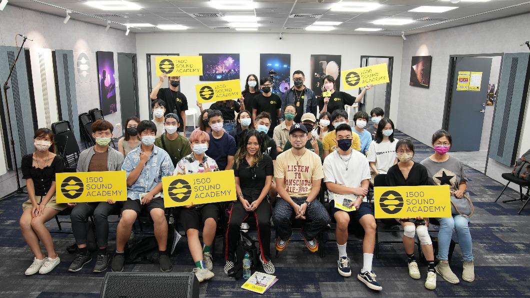 韓森和夏沐分享嘻哈音樂創作,受到學員歡迎。(1500 聲量音創學院提供)