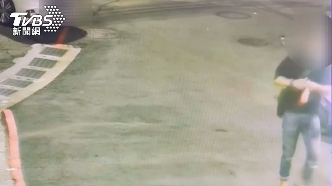 縱火畫面曝！莽男朝朋友住家狂扔4顆汽油彈　燒毀機車