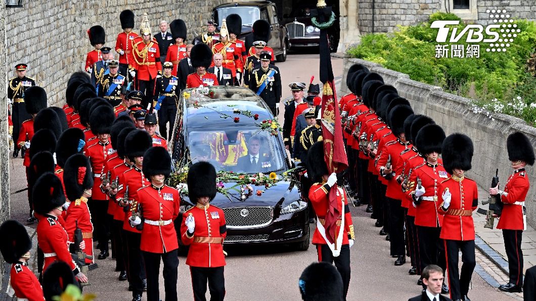 在皇家衛隊保護下,英國女王的靈車緩緩駛向溫莎堡門口。(圖/達志影像美聯社)