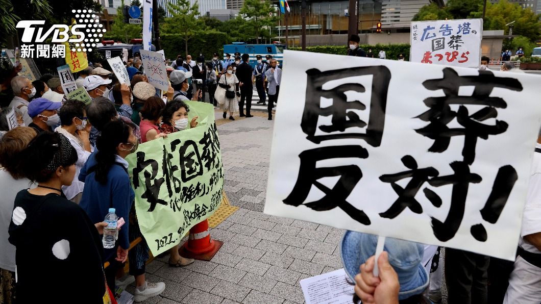 日本即將在27日為前首相安倍晉三舉行國葬,引起不少民眾反對。(圖/達志影像美聯社)