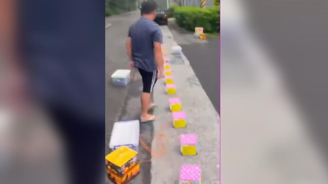 男子自備鞭炮。(圖/翻攝自爆料公社)