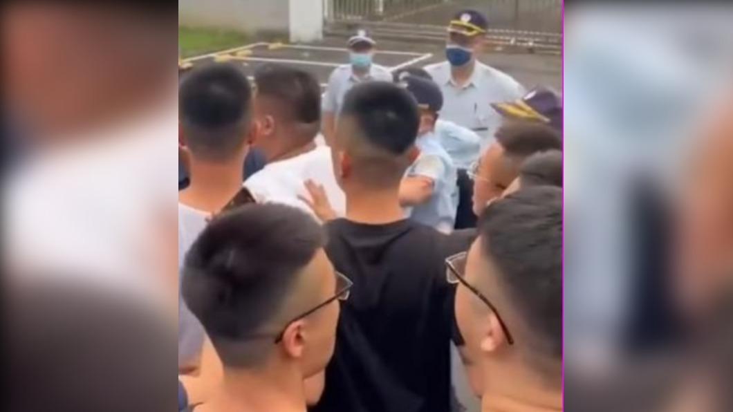 大哥出獄!20黑衣男鳴炮接風遭阻 髒話罵警滋事將嚴辦