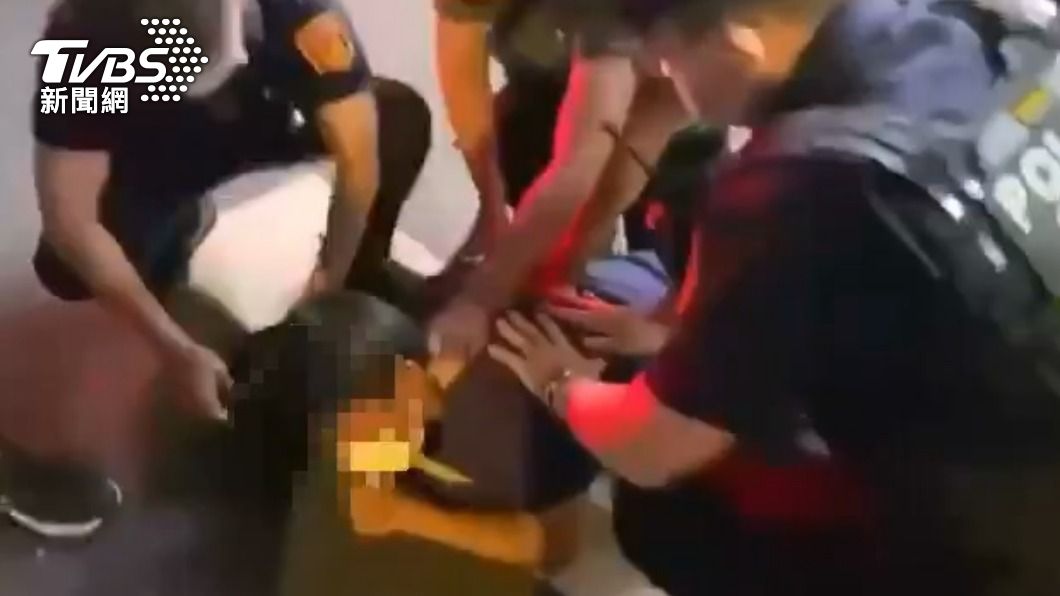 搶匪遭警方壓制。(圖/TVBS)