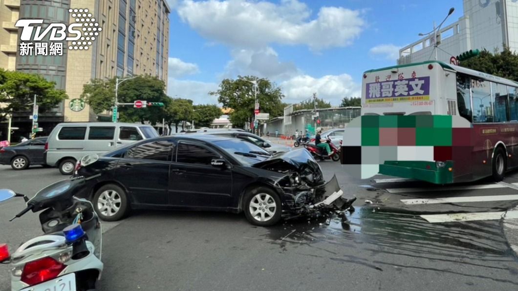 才剛洗腎完!男疑身體不適闖燈 撞3機車、公車釀5傷