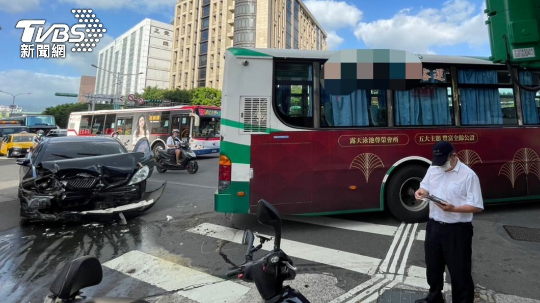 公車右轉挨撞。（圖／TVBS）