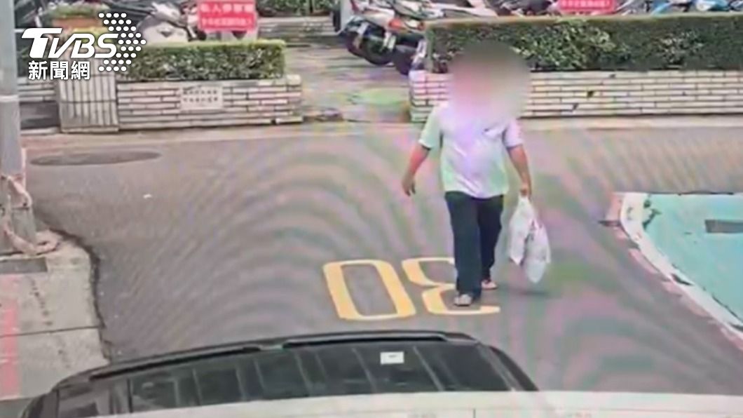 監視器拍下何男的身影。(圖/TVBS)