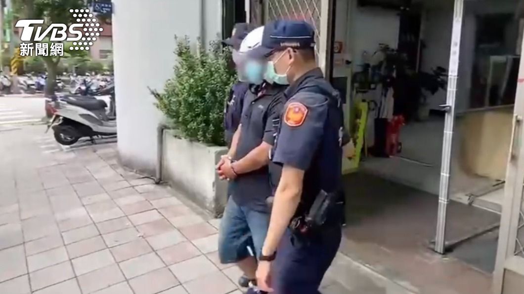 何男被警方移送法辦,訊後裁定羈押。(圖/TVBS)
