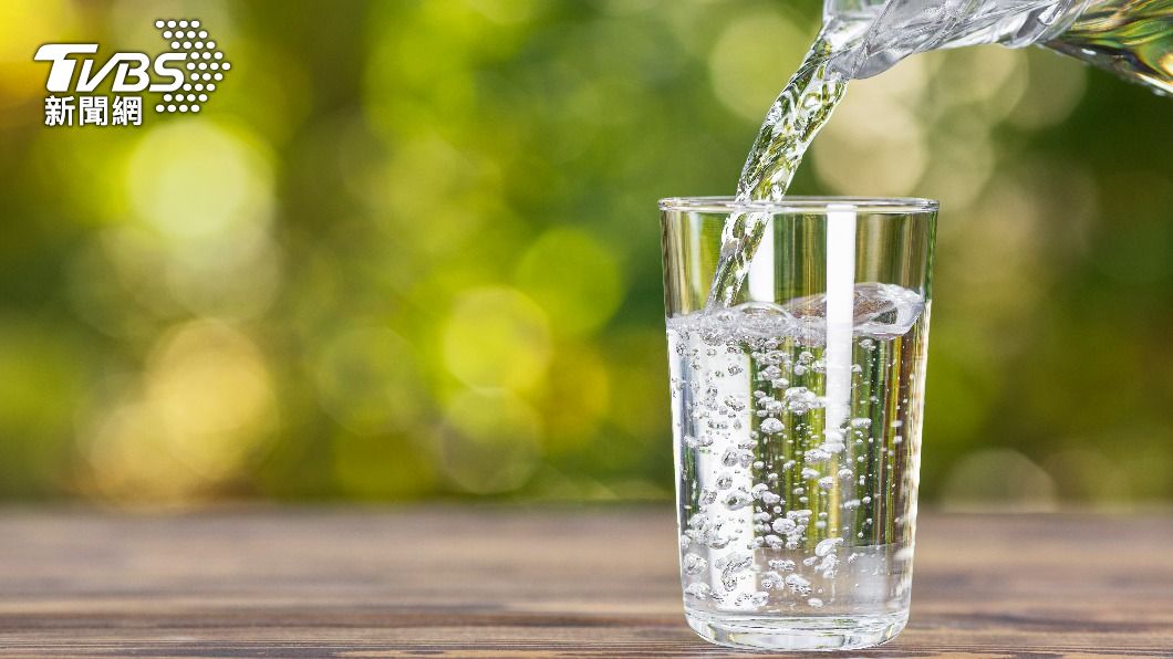 以一杯水朝天禱告自己的財運願望,再喝下即可。(示意圖/shutterstock達志影像)