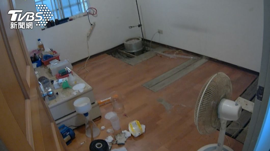 警方在屋內找到大批製毒工具以及原料。（圖／TVBS）