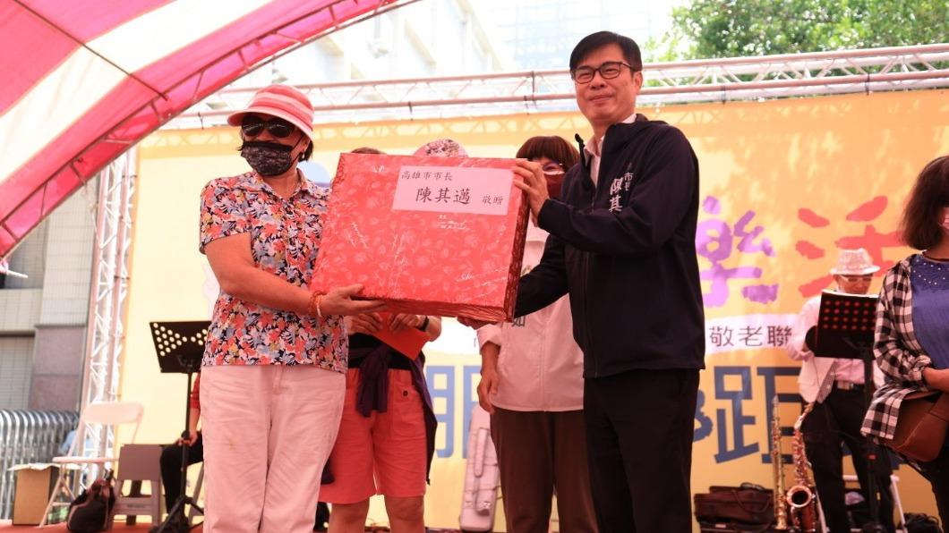 高雄市長陳其邁（圖右）日前出席重陽敬老活動。（圖／翻攝自高雄市政府官網）