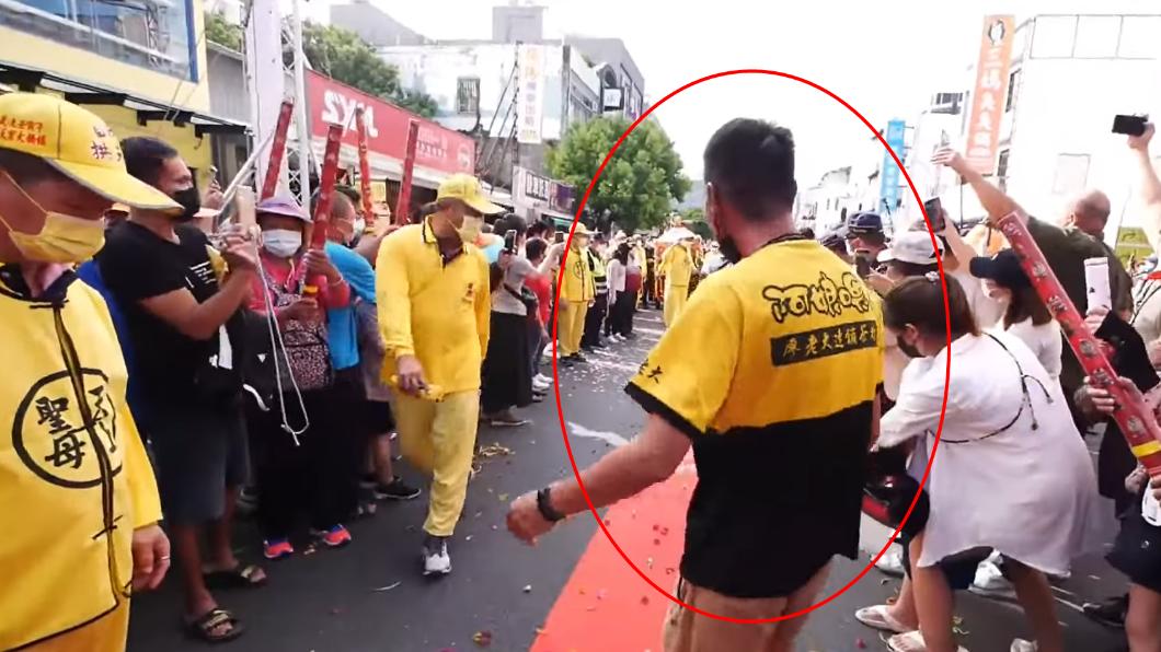 該名穿著廖老大加盟店衣服的男子，站在紅毯上嗆聲。（圖／翻攝自白沙屯拱天宮YouTube）