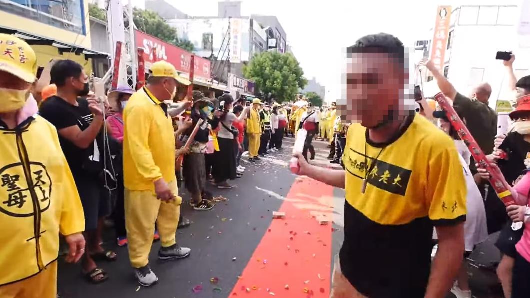 男子氣勢激昂嗆聲「就不信你不來」。（圖／翻攝自白沙屯拱天宮YouTube）