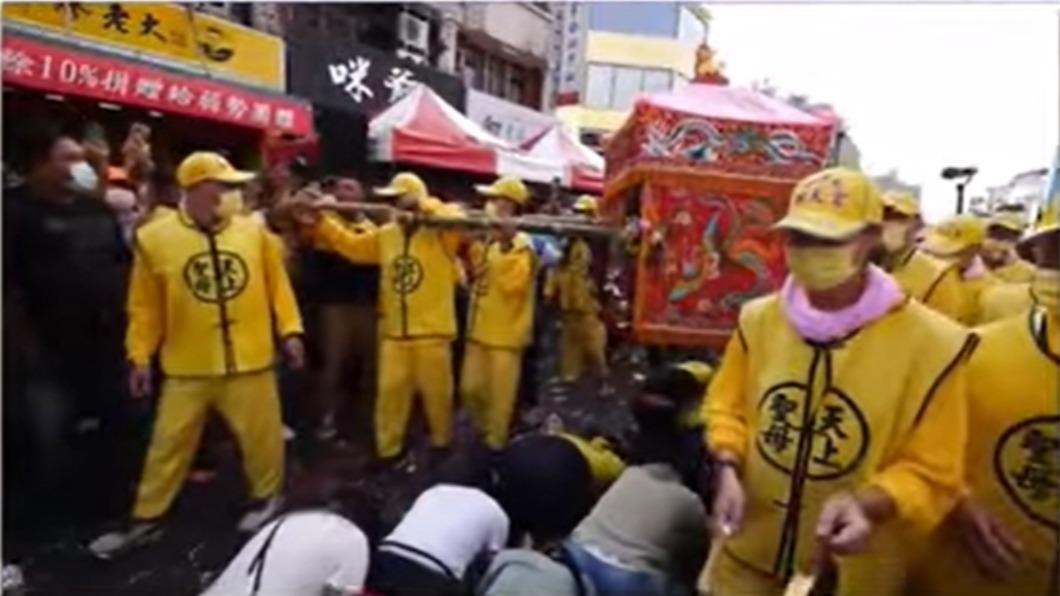 白沙屯媽祖慈悲，最後讓廖老大手搖飲「阿娘喂」員工鑽轎腳。（圖／翻攝自白沙屯拱天宮YouTube）