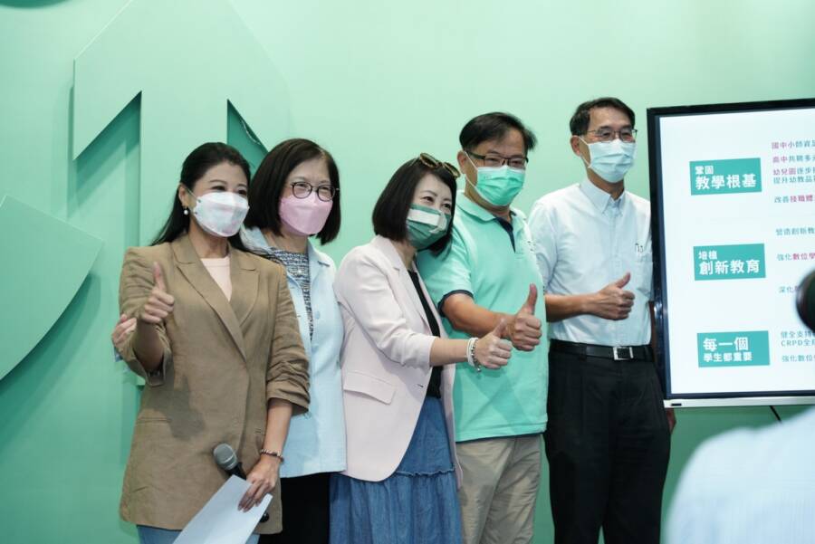陳時中政策小組總召集人管碧玲等人出席記者會。（圖／陳時中競選總部提供）