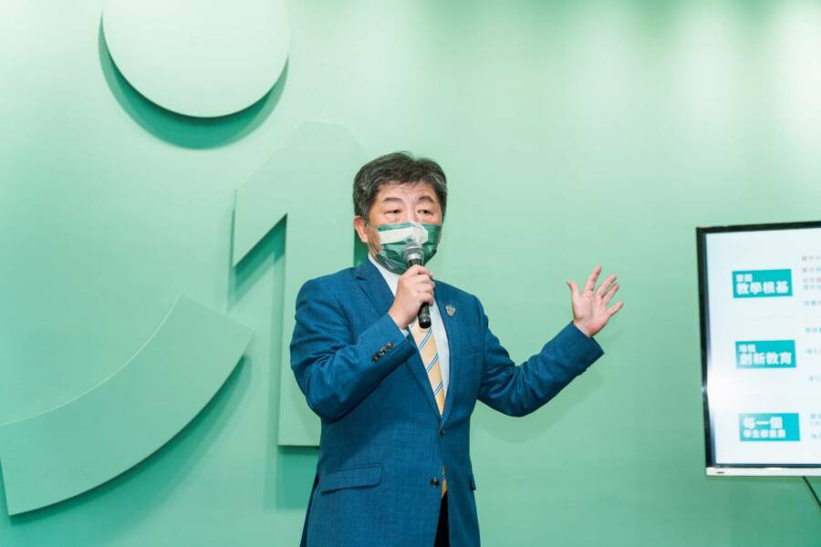 陳時中說明教育政策爭取市民支持。（圖／陳時中競選總部提供）