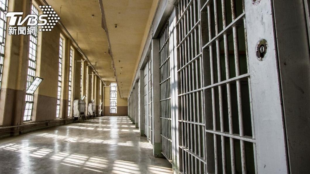 8月發生的台南殺警案震驚社會,嫌犯林信吾是在外役監服刑期間逃獄並殺害2名警察,引起各界對於《外役監條例》的質疑。(示意圖/shutterstock 達志影像)