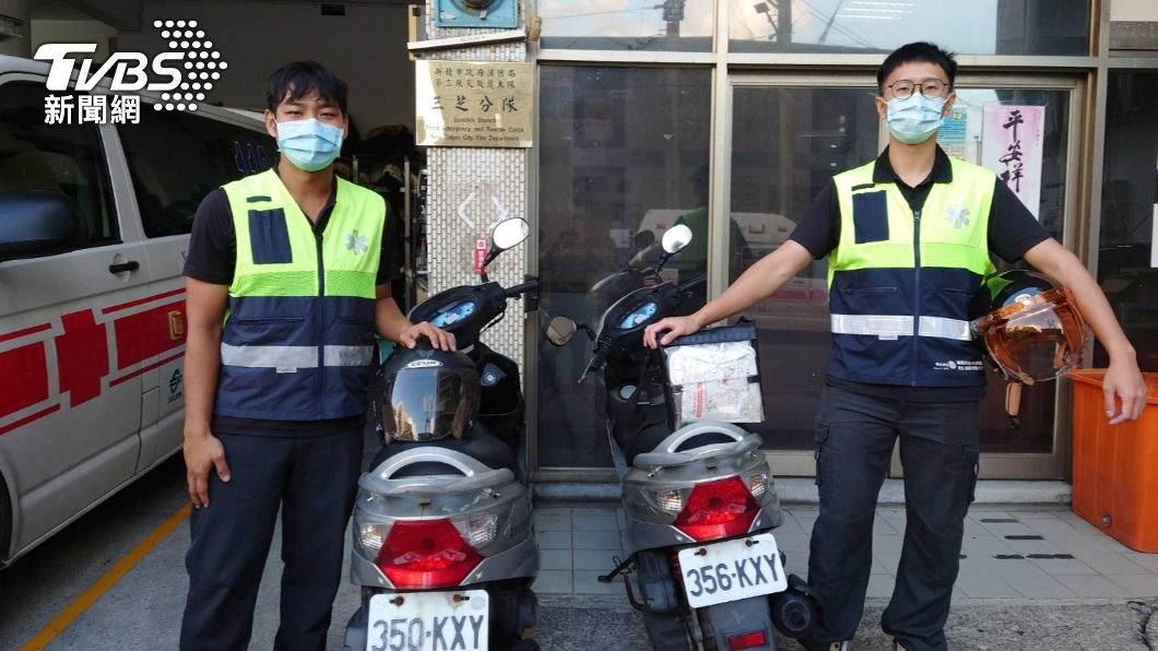 7旬翁看電視突昏厥倒地!救護車全出勤 2消防員騎車幫搶命